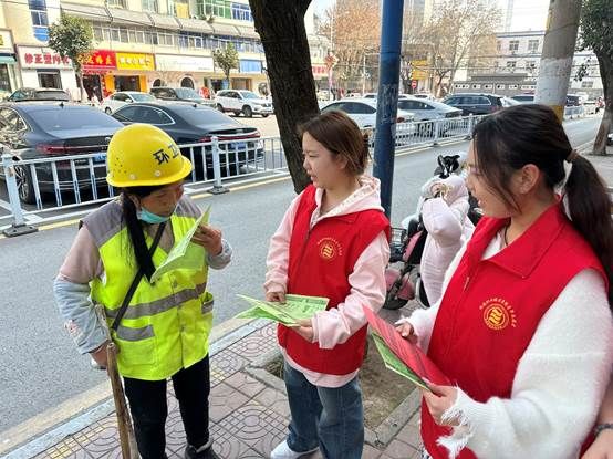 小孩们站在一起 中度可信度描述已自动生成 小孩们站在一起 中度可信度描述已自动生成
